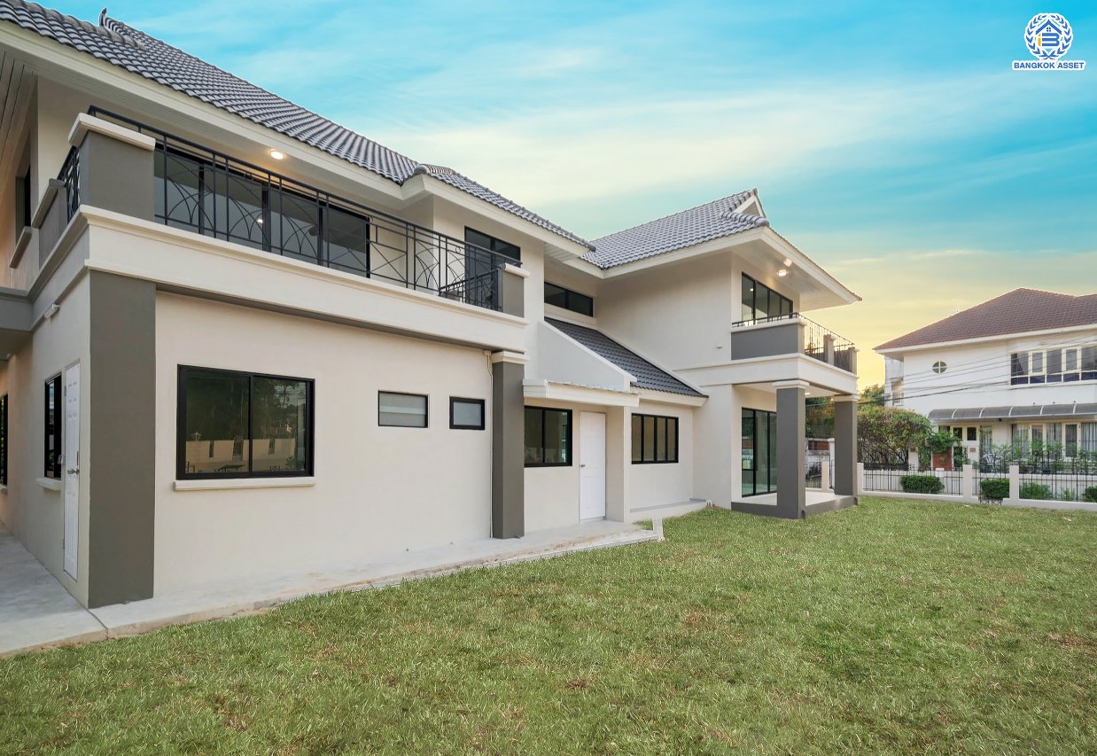 คฤหาสน์มือสองตกแต่งใหม่ โครงการ บ้านภาณุ ปิ่นเกล้า-บรมราชชนนี เนื้อที่ 142.7 ตร.ว. ฟังก์ชันจัดเต็ม 5 ห้องนอน 6 ห้องน้ำ 1 ห้องแม่บ้าน จอดรถได้ 4 คัน บนพื้นที่ใช้สอยเกือบ 451.5 ตร.ม. พร้อมพื้นที่สีเขียวสนามหญ้ากว้างขวาง ตอบโจทย์ครอบครัวใหญ่ บนทำเลศักยภาพ เชื่อมต่อทั้งถนนกาญจนาภิเษก และทางคู่ขนานลอยฟ้าบรมราชชนนี ใกล้ ม.มหิดล, สถานีขนส่งสายใต้ใหม่ และเซ็นทรัลปิ่นเกล้า